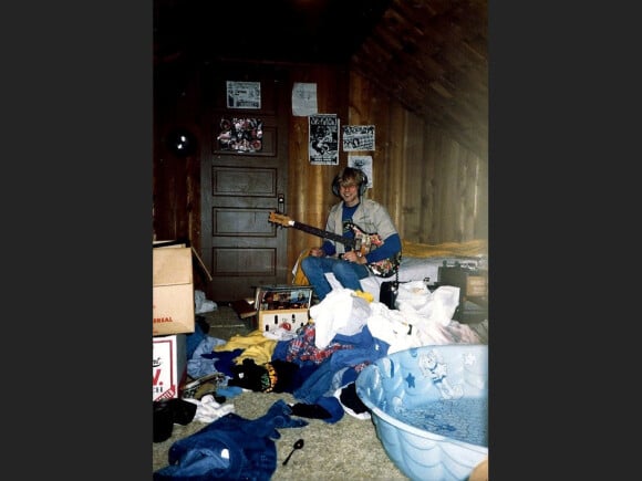 Photo de Kurt Cobain dévoilée par sa soeur Karen Cobain prise dans leur maison d'enfance mise en vente par leur mère, septembre 2013.