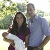 Kate Middleton, le prince William et le prince George, portrait officiel après la naissance du petit prince de Cambridge.