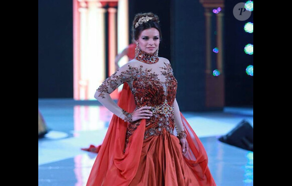 Marine Lorphelin somptueuse durant les danses traditionnelles pour Miss Monde 2013