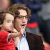 Jean Sarkozy et son fils Solal lors du match de football PSG - Toulouse au Parc des princes, le 28 septembre 2013