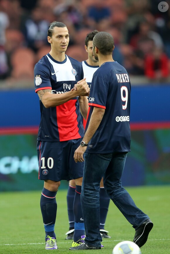 Tony Parker et Zlatan Ibrahimovic lors du match de football PSG - Toulouse au Parc des princes, le 28 septembre 2013