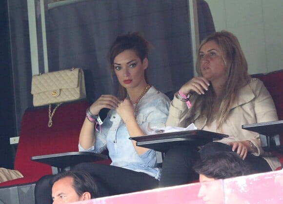 Emilie Nef Naf et une amie lors du match de football PSG - Toulouse au Parc des princes, le 28 septembre 2013
