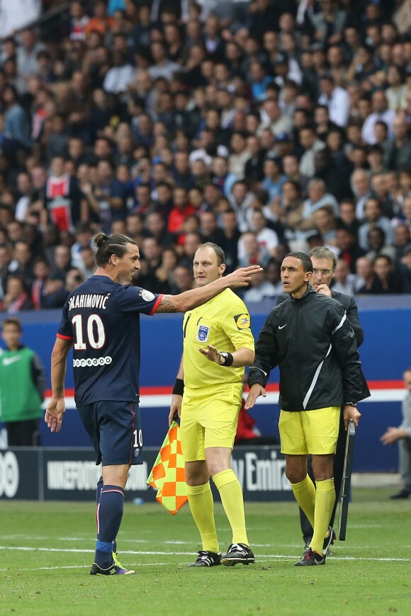 Zlatan Ibrahimovic provocateur lors du match de football PSG - Toulouse au Parc des princes, le 28 septembre 2013