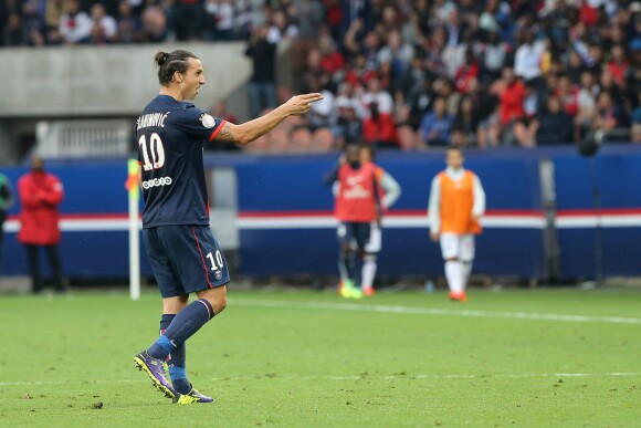 Zlatan Ibrahimovic mime une arme à feu en direction du banc toulousain, à sa sortie, lors du match de football PSG - Toulouse au Parc des princes, le 28 septembre 2013