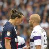 Zlatan Ibrahimovic provoque Aymen Abdennour lors du match de football PSG - Toulouse au Parc des princes, le 28 septembre 2013