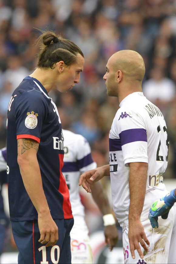 Zlatan Ibrahimovic provoque Aymen Abdennour lors du match de football PSG - Toulouse au Parc des princes, le 28 septembre 2013