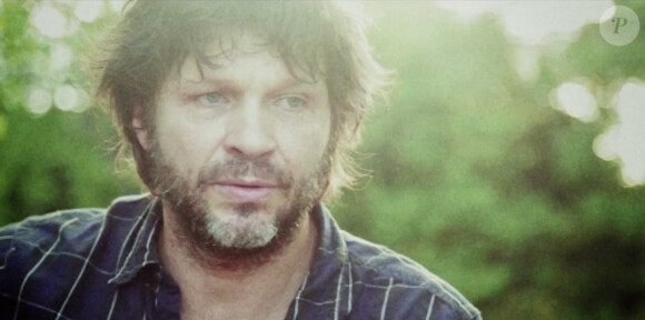 Bertrand Cantat revient avec un nouveau single, "Droit dans le soleil", le 30 septembre 2013.