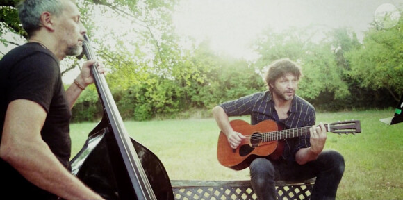Bertrand Cantat revient avec un nouveau single, "Droit dans le soleil", le 30 septembre 2013.