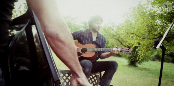 Bertrand Cantat revient avec un nouveau single, "Droit dans le soleil", le 30 septembre 2013.