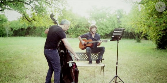 Bertrand Cantat revient avec un nouveau single, "Droit dans le soleil", le 30 septembre 2013.