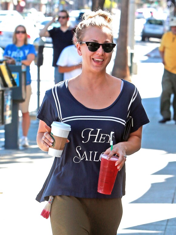 Récemment fiancée au joueur de tennis Ryan Sweeting, Kaley Cuoco se balade dans les rues de Sherman Oaks et exhibe sa magnifique bague de fiançailles. Le 28 septembre 2013.