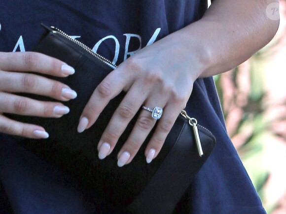 Récemment fiancée au joueur de tennis Ryan Sweeting, Kaley Cuoco se balade dans les rues de Sherman Oaks et exhibe sa magnifique bague de fiançailles. Le 28 septembre 2013.