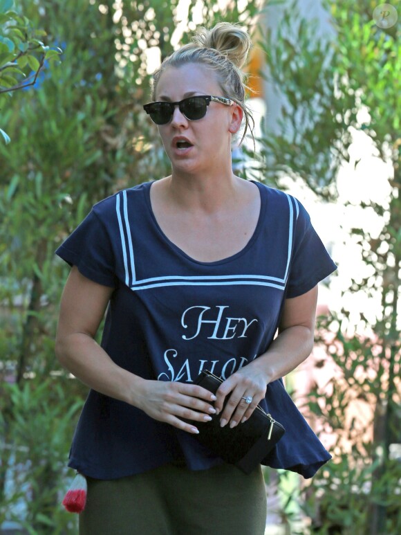Récemment fiancée au joueur de tennis Ryan Sweeting, Kaley Cuoco se balade dans les rues de Sherman Oaks et exhibe sa magnifique bague de fiançailles. Le 28 septembre 2013.