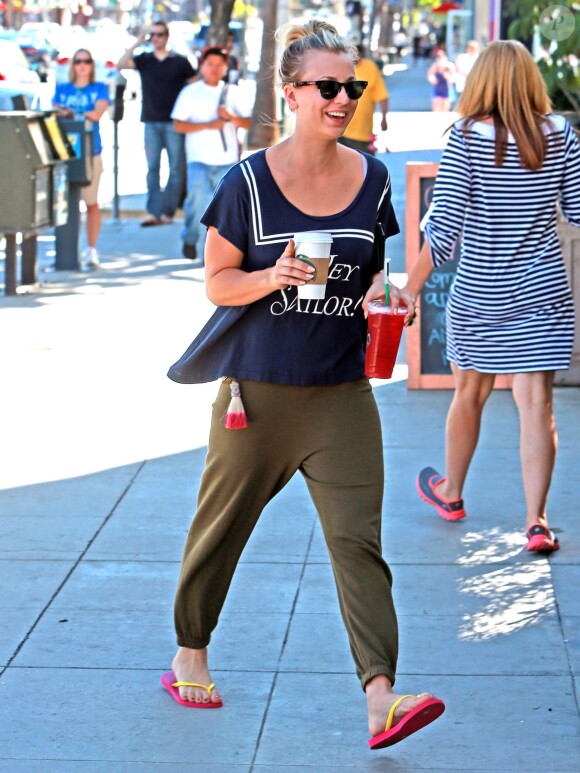 Récemment fiancée au joueur de tennis Ryan Sweeting, Kaley Cuoco se balade dans les rues de Sherman Oaks et exhibe sa magnifique bague de fiançailles. Le 28 septembre 2013.