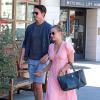 Récemment fiancés, Kaley Cuoco et Ryan Sweeting se baladent avant d'aller déjeuner au "Marmalade Café " à Sherman Oaks. Kaley montre fièrement sa bague de fiançailles aux photographes. Le 28 septembre 2013.
