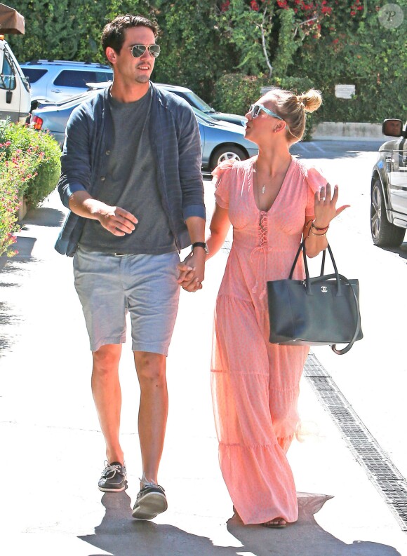 Récemment fiancés, Kaley Cuoco et Ryan Sweeting se baladent avant d'aller déjeuner au "Marmalade Café " à Sherman Oaks. Kaley montre fièrement sa bague de fiançailles aux photographes. Le 28 septembre 2013.