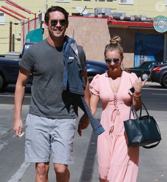 Kaley Cuoco et Ryan Sweeting (récemment fiancés) à Sherman Oaks, le 28 septembre 2013.