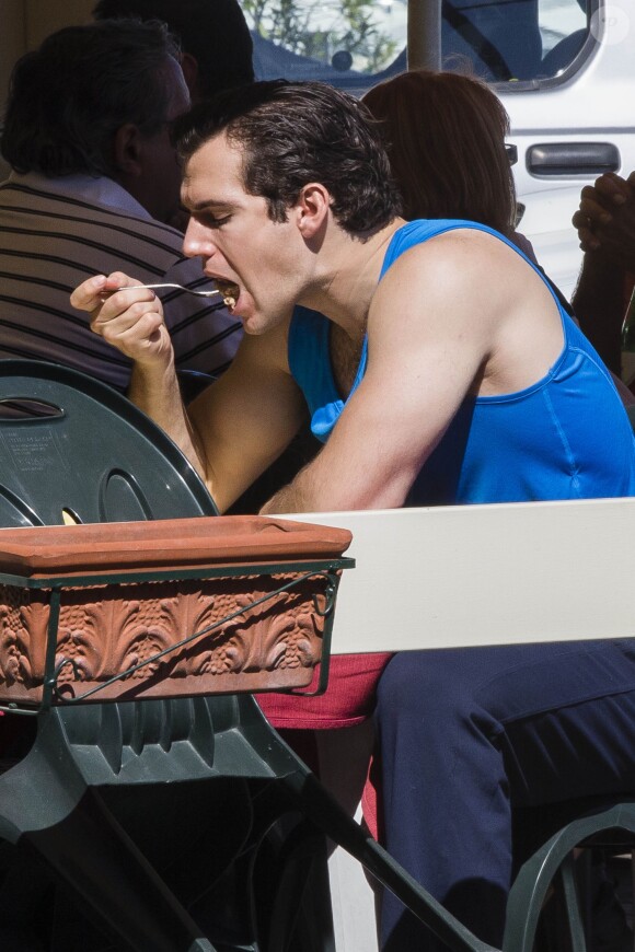 Exclusif - Henry Cavill fait une pause déjeuner lors du tournage du nouveau film de Guy Ritchie "The Man from U.N.C.L.E" à Naples. Le 24 septembre 2013.