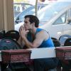 Exclusif - Henry Cavill fait une pause déjeuner lors du tournage du nouveau film de Guy Ritchie "The Man from U.N.C.L.E" à Naples. Le 24 septembre 2013.