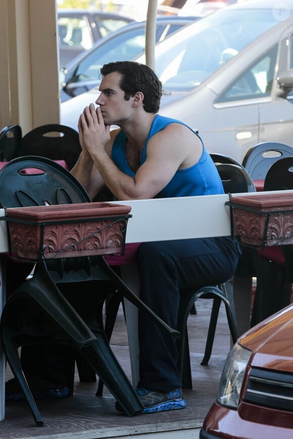Exclusif - Henry Cavill fait une pause déjeuner lors du tournage du nouveau film de Guy Ritchie "The Man from U.N.C.L.E" à Naples. Le 24 septembre 2013.