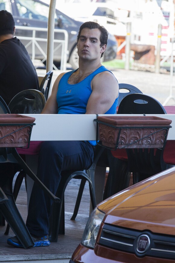 Exclusif - Henry Cavill fait une pause déjeuner lors du tournage du nouveau film de Guy Ritchie "The Man from U.N.C.L.E" à Naples. Le 24 septembre 2013.