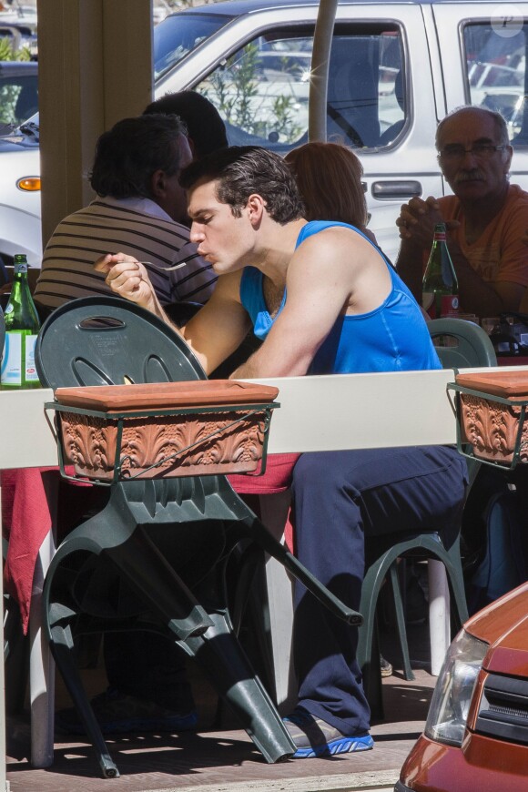 Exclusif - Henry Cavill fait une pause déjeuner lors du tournage du nouveau film de Guy Ritchie "The Man from U.N.C.L.E" à Naples. Le 24 septembre 2013.