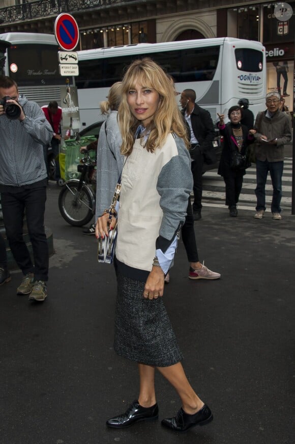 Alexandra Golovanoff arrive au défilé Stella McCartney à Paris le 30 septembre 2013