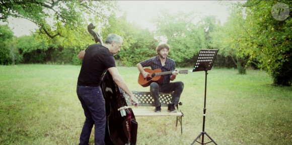 Bertrand Cantat, en collaboration avec Pascal Humbert, revient avec un nouveau single, "Droit dans le soleil", le 30 septembre 2013.