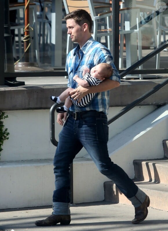Jackson Rathbone avec son fils Monroe Rathbone à West Hollywood, le 7 septembre 2012.