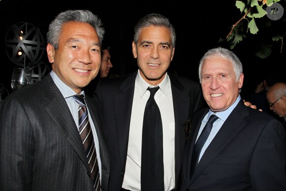 Kevin Tsujihara, George Clooney et Dan Fellman lors de la première de Gravity à New York, le 1er octobre 2013.
