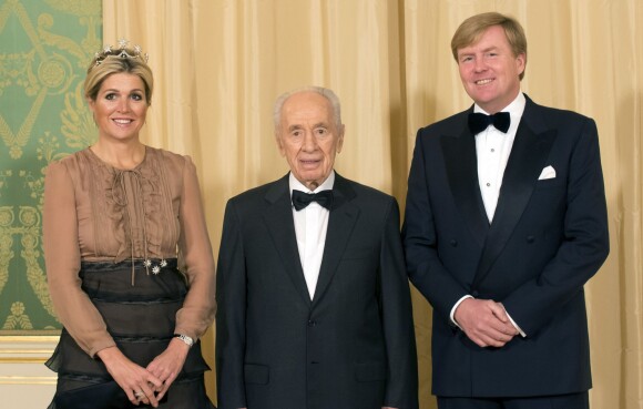 Le roi Willem-Alexander et la reine Maxima des Pays-Bas ont reçu le 1er octobre 2013 Shimon Peres au palais Noordeinde, à La Haye, pour un dîner à l'occasion de la visite officielle du président israélien du 29 septembre au 2 octobre.