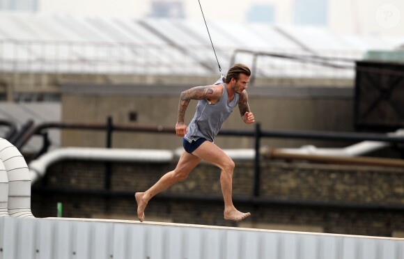 David Beckham, héros d'un spot publicitaire en plein tournage pour David Beckham Bodywear, sa ligne de sous-vêtements pour H&M. Londres, le 1er octobre 2013.