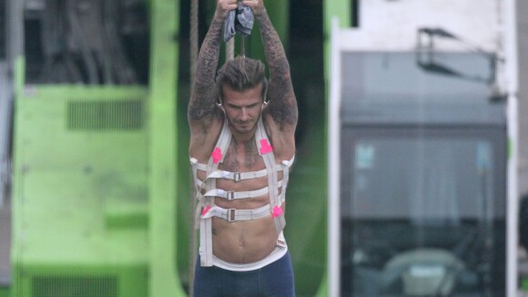 David Beckham : Suspendu et à moitié nu en plein Londres pour H&M