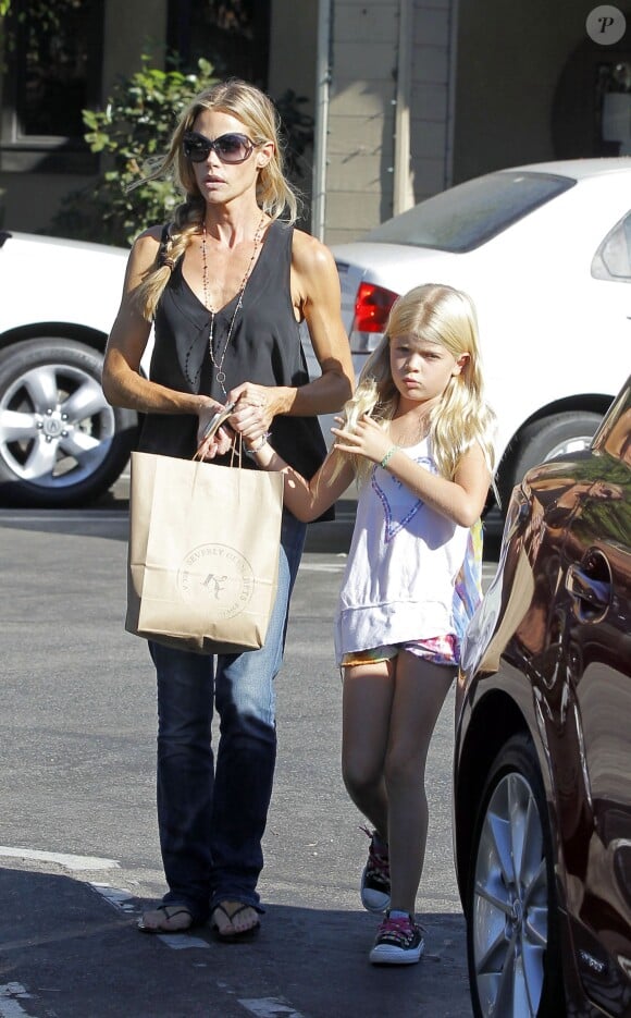 Denise Richards et sa fille Lola Rose dans les rues de Beverly Hills, le 1er octobre 2013.