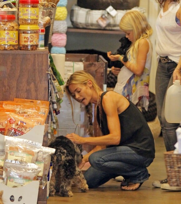 Denise Richards et sa fille Lola Rose dans une animalerie à Beverly Hills, le 1er octobre 2013.