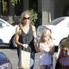 Denise Richards visite une animalerie avec sa fille Lola Rose à Beverly Hills, le 1er octobre 2013.