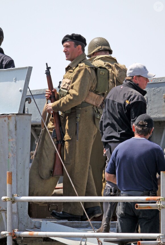 Jean Dujardin sur le tournage de "The Monuments Men" sur les côtes anglaises le 5 juin 2013