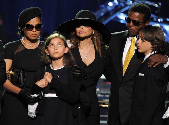 Paris et Prince Jackson, entourés de leurs oncles et tantes, aux funérailles de leur père Michael Jackson à Los Angeles, le 7 juillet 2009.