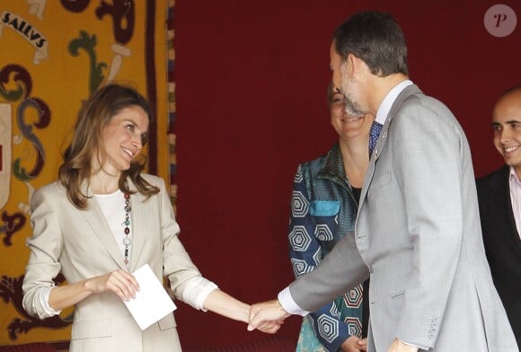 Le prince Felipe d'Espagne et la princesse Letizia lors d'El Día de la banderita (la journée du drapeau), organisée pour récolter des fonds en faveur de la Croix Rouge à Madrid, le 3 octobre 2013