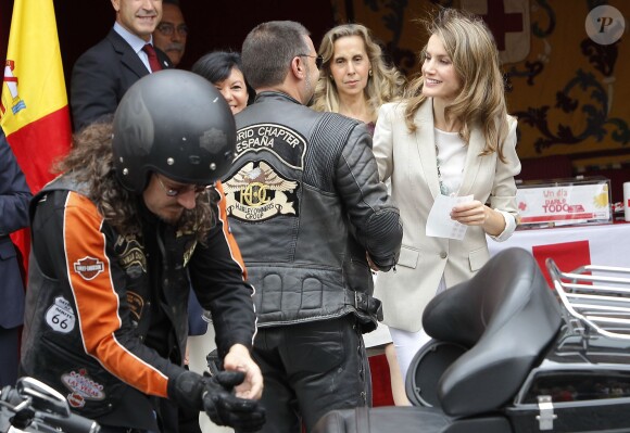 La princesse Letizia d'Espagne au milieu de bikers lors d'El Día de la banderita (la journée du drapeau), organisée pour récolter des fonds en faveur de la Croix Rouge à Madrid, le 3 octobre 2013