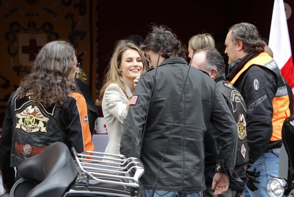 La princesse Letizia d'Espagne lors d'El Día de la banderita (la journée du drapeau), organisée pour récolter des fonds en faveur de la Croix Rouge à Madrid, le 3 octobre 2013