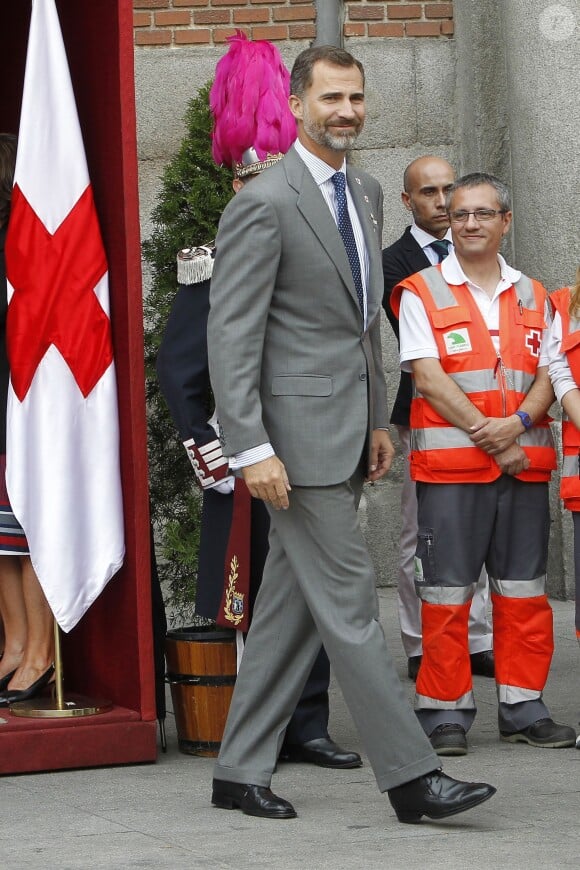 Le prince Felipe d'Espagne lors d'El Día de la banderita (la journée du drapeau), organisée pour récolter des fonds en faveur de la Croix Rouge à Madrid, le 3 octobre 2013