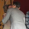 Letizia d'Espagne embrasse son époux Felipe qui lui rend visite sur son stand lors d'El Día de la banderita (la journée du drapeau), organisée pour récolter des fonds en faveur de la Croix Rouge à Madrid, le 3 octobre 2013