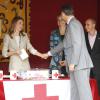 Letizia d'Espagne et son prince Felipe lors d'El Día de la banderita (la journée du drapeau), organisée pour récolter des fonds en faveur de la Croix Rouge à Madrid, le 3 octobre 2013