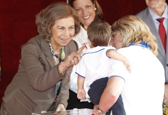 La reine Sofia lors d'El Día de la banderita (la journée du drapeau), organisée pour récolter des fonds en faveur de la Croix Rouge à Madrid, le 3 octobre 2013
