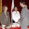 La reine Sofia et son fils, le prince Felipe d'Espagne lors d'El Día de la banderita (la journée du drapeau), organisée pour récolter des fonds en faveur de la Croix Rouge à Madrid, le 3 octobre 2013