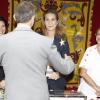 Le prince Felipe et sa soeur l'infante Elena d'Espagne lors d'El Día de la banderita (la journée du drapeau), organisée pour récolter des fonds en faveur de la Croix Rouge à Madrid, le 3 octobre 2013