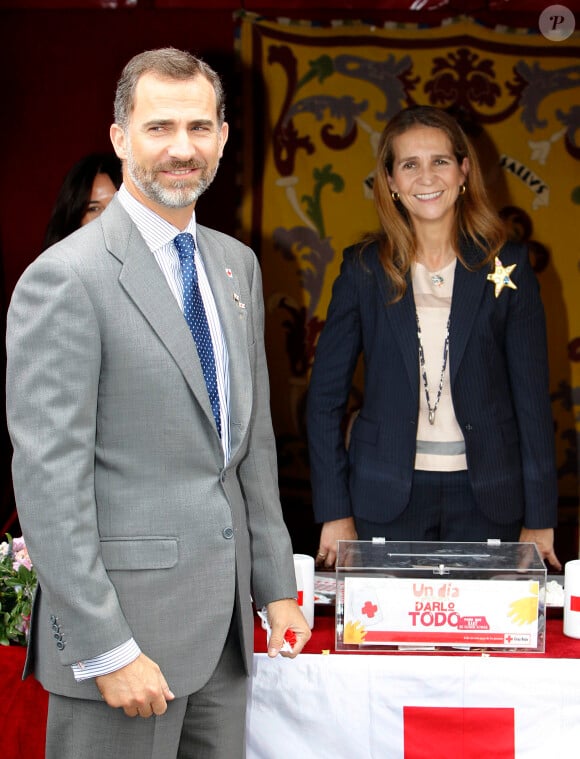 Le prince Felipe et sa soeur l'infante Elena d'Espagne lors d'El Día de la banderita (la journée du drapeau), organisée pour récolter des fonds en faveur de la Croix Rouge à Madrid, le 3 octobre 2013