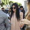 Kylie Jenner quitte la boutique de vêtements Kitson avec sa demi-soeur Khloé Kardashian. Beverly Hills, le 2 octobre 2013.