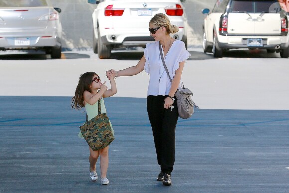 Sarah Michelle Gellar à la sortie du cours de danse de sa fille Charlotte à Los Angeles, le 5 octobre 2013.